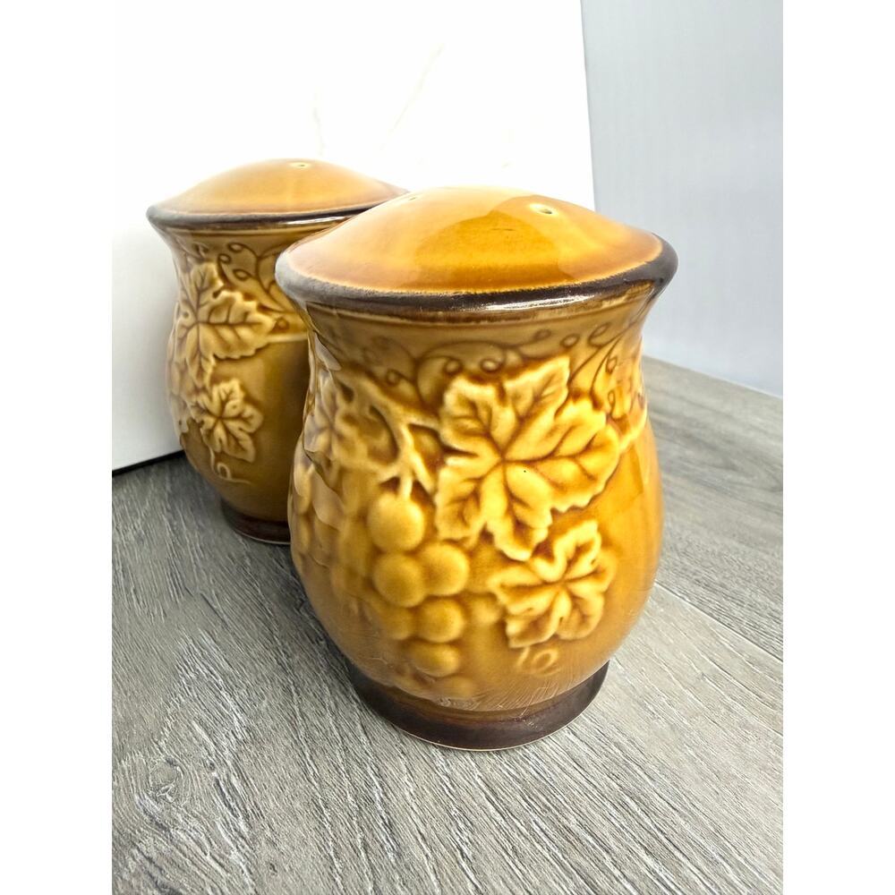 Raymond Waites Salt & Pepper Shakers, CIC Large Spice Shakers Grapes & Leaves - Picture 5 of 5
